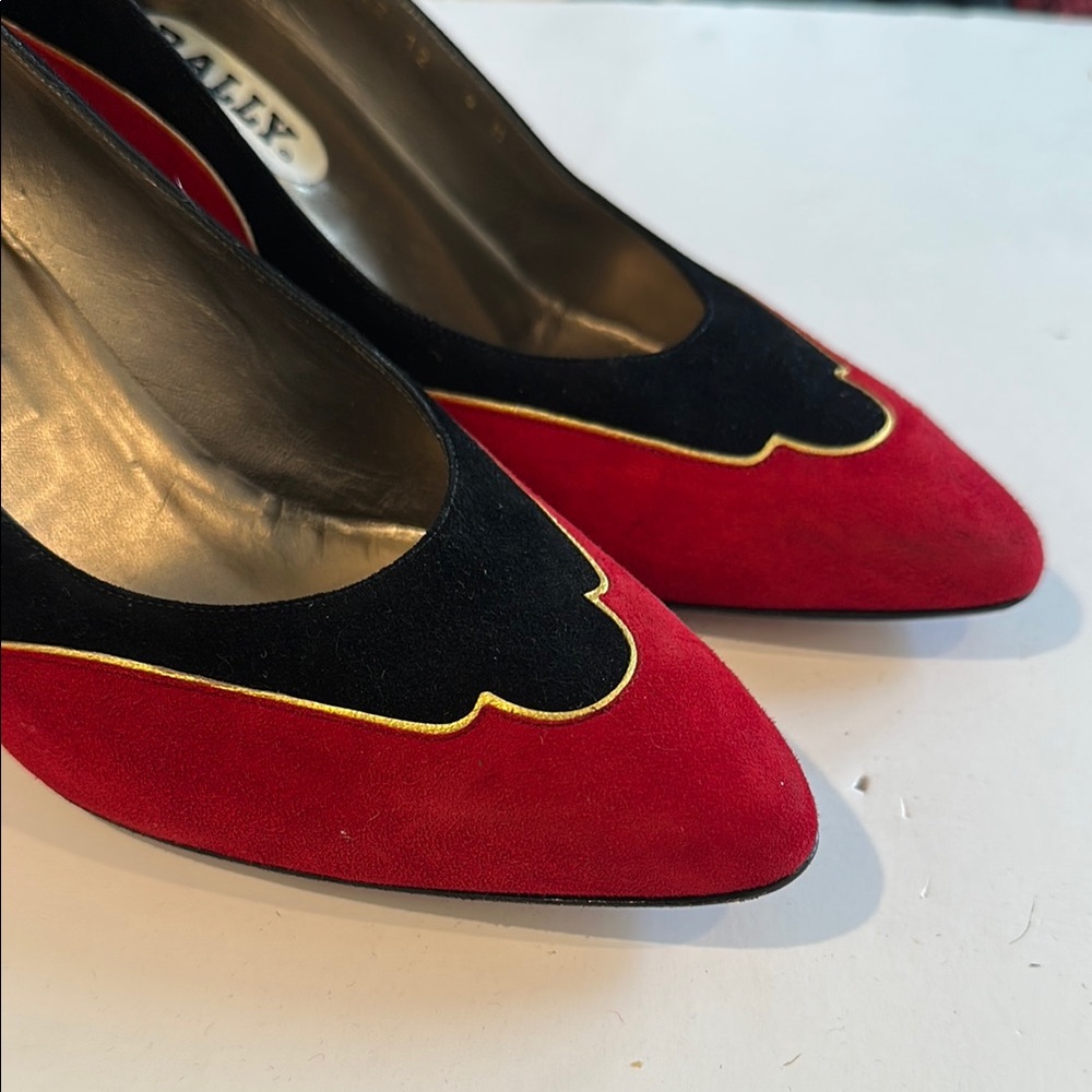 New Bally Vintage 80s Red and Black Suede Heel Pumps Size 39/8.5 - Picture 2 of 10